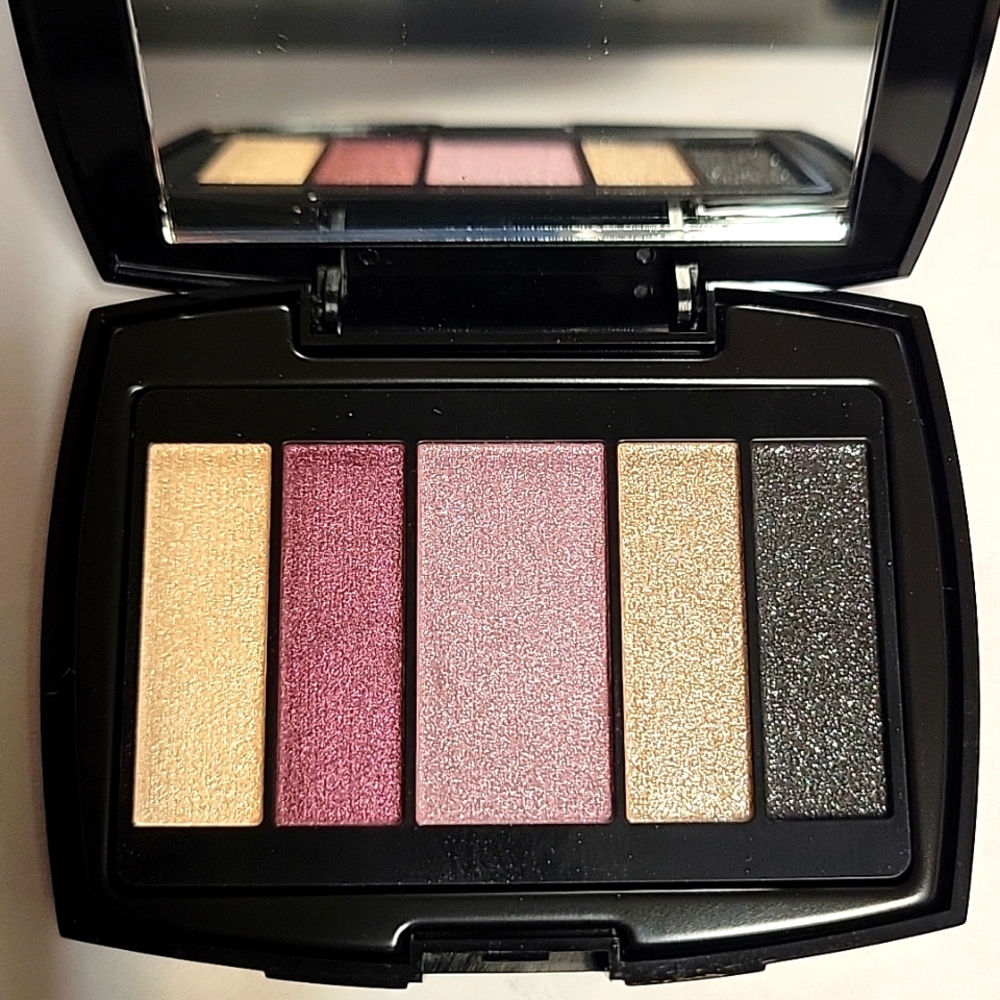 Eye shadow compact